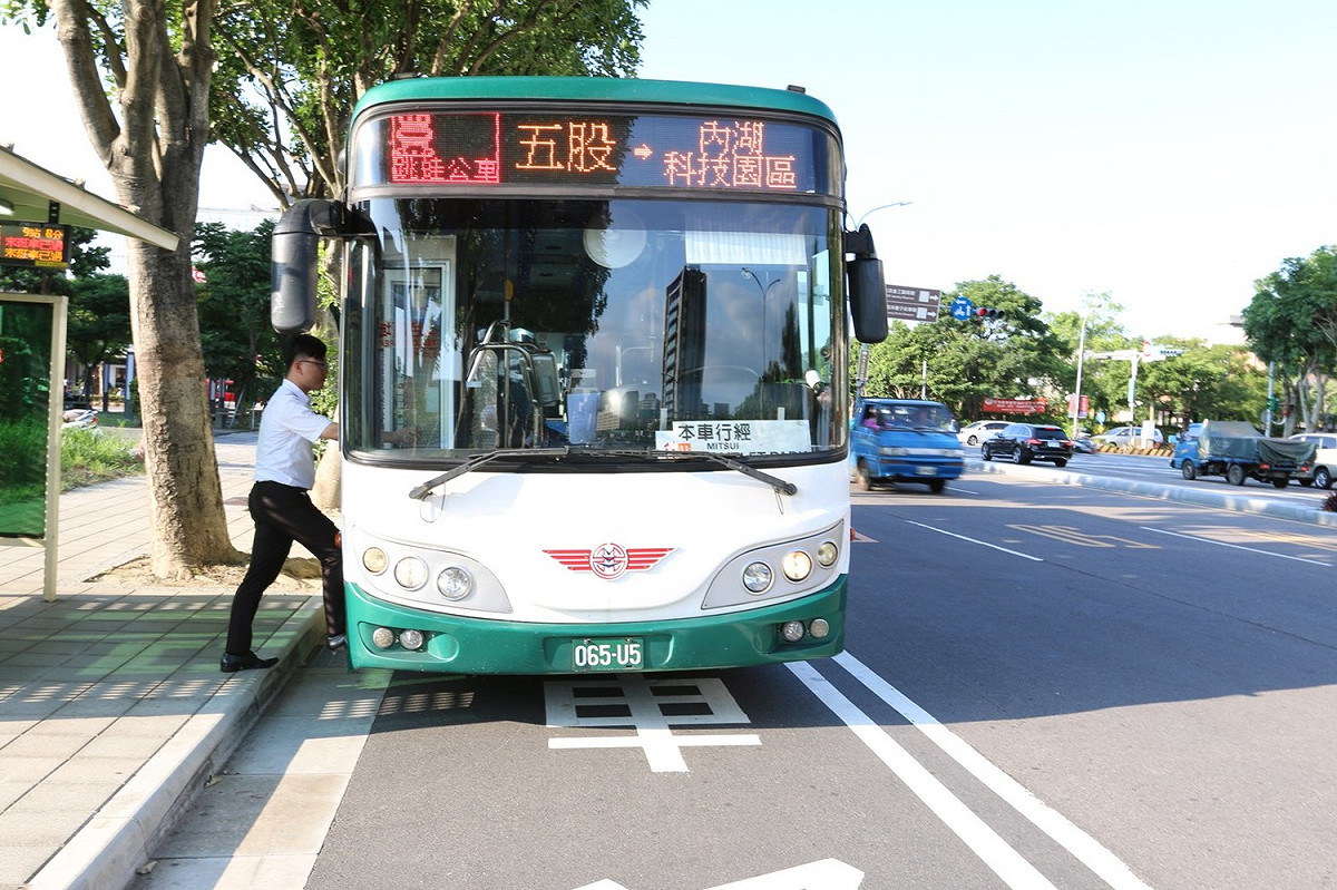 自7月2日將再增加由三重客運營運的「五股-內科」及「林口-台北長庚醫院」2條路線，目前也總共累計40條路線開放預購。 圖：新北市交通局／提供