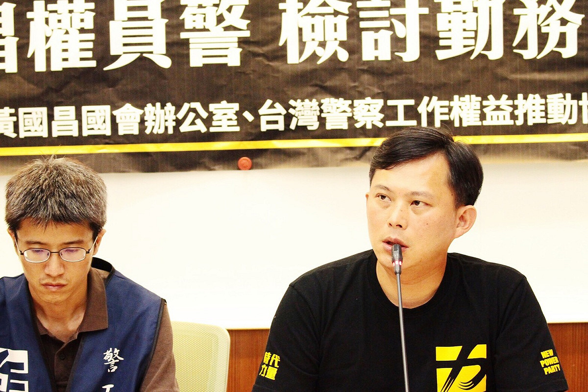 黃國昌及警察工作權益推動協會，呼籲勤務時間8小時常態化，期盼保訓會作出公正審理。 圖：黃國昌辦公室提供