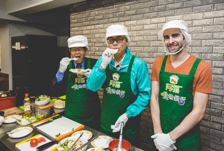 高雄市長候選人、立法委員陳其邁體驗幕來的食材製成的食物。 圖：陳其邁辦公室提供