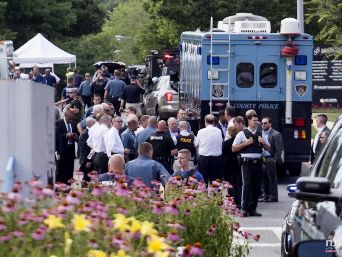 警方表示，已知有5人喪生，另有3人受傷。警方解除了一具疑似爆裂裝置，首都報（Capital Gazette）所在的4層樓建築如今已安全無虞，大樓中有170人獲安全疏散。 圖：翻攝自Youtube