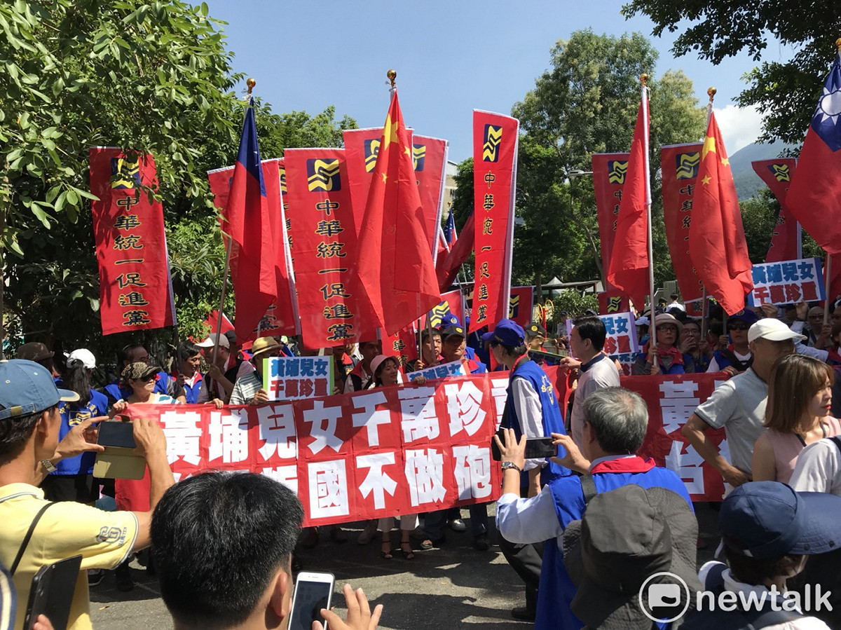 統促黨數十人高舉中共五星旗、中華民國旗，前往復興崗抗議總統出席國防大學復興崗校區三軍六校聯合畢業典禮。 圖 : 周煊惠 / 攝