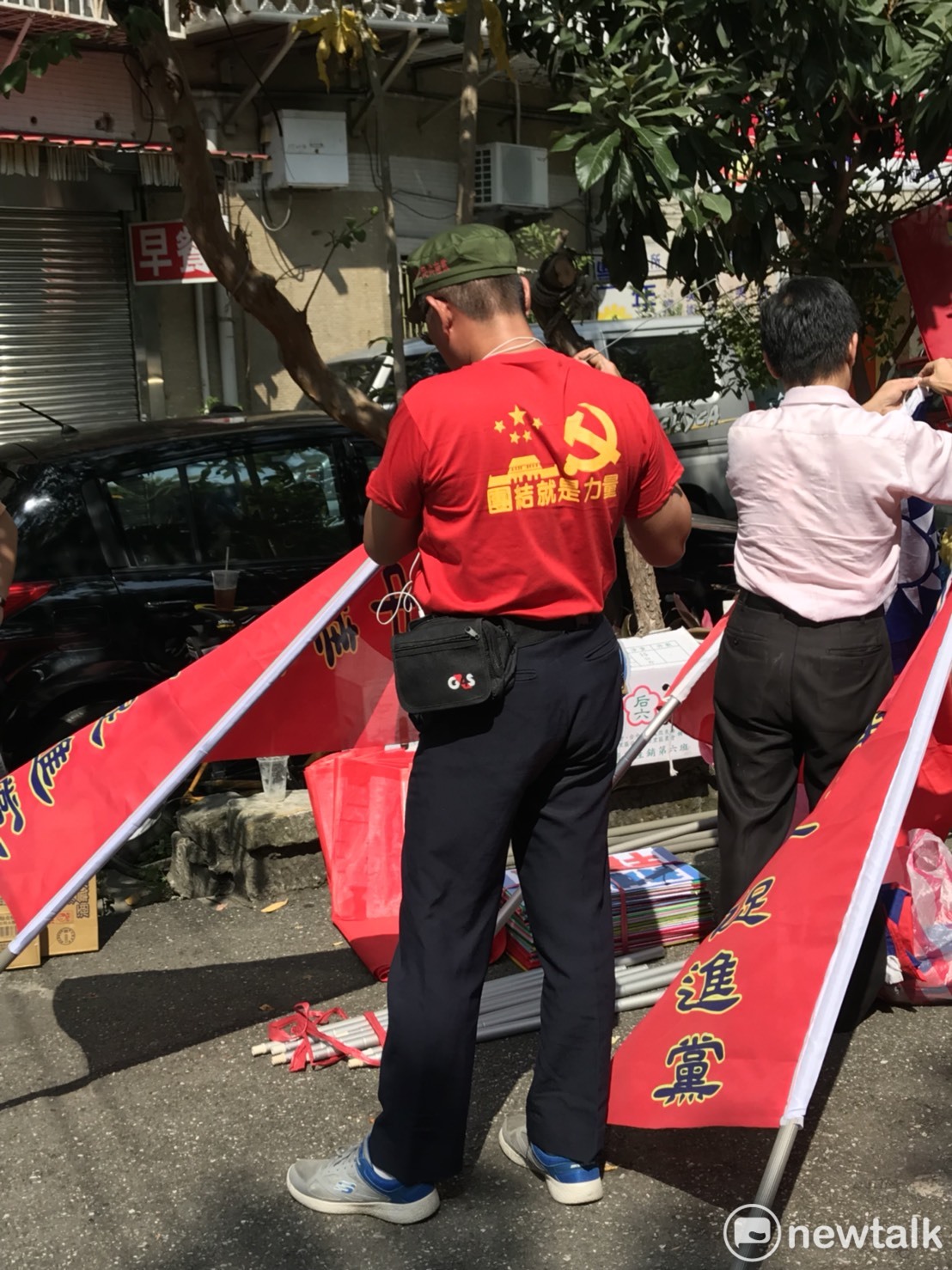 統促黨成員身穿有著中共圖案的衣服。 圖 : 周煊惠 / 攝