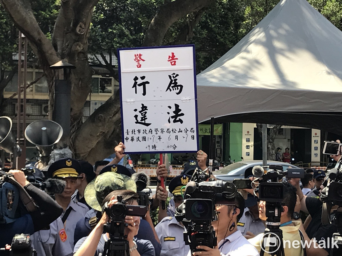 警方舉牌警告。 圖 : 周煊惠 / 攝