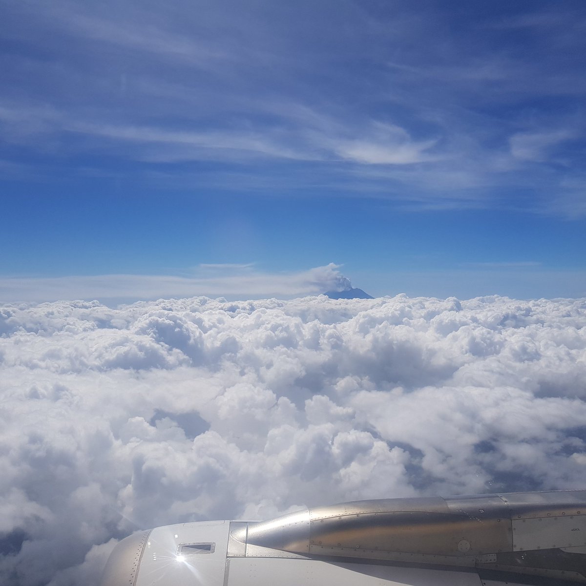 印尼阿貢火山噴出2.5公里高的火山灰，網友Mommy Mode On表示在搭機前往新加坡途中，也看到火山噴發。 圖：翻攝Mommy Mode On推特