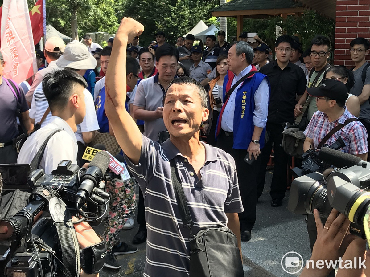 自稱退軍的反年改成員魏志明高呼「警察打人」，讓他手流血。 圖 : 周煊惠 / 攝