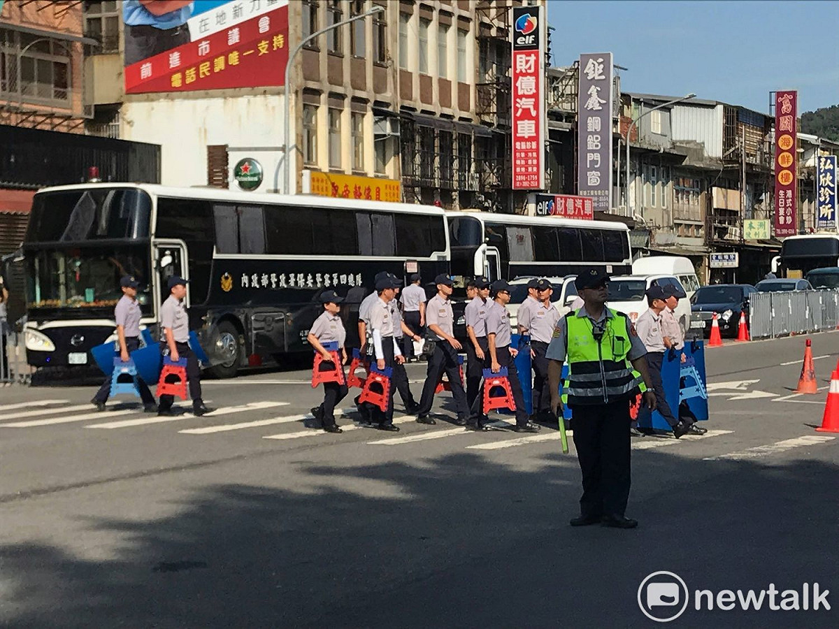總統蔡英文今出席國防大學復興崗校區三軍6校畢業典禮，警方出動大陣仗維安。 圖 : 周煊惠 / 攝