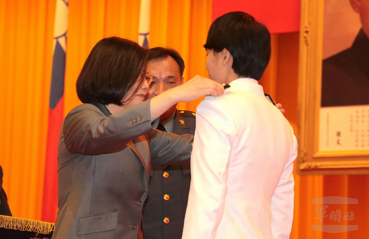 蔡英文總統為海軍官校畢業生代表授階。 圖：軍聞社提供/李忠軒攝