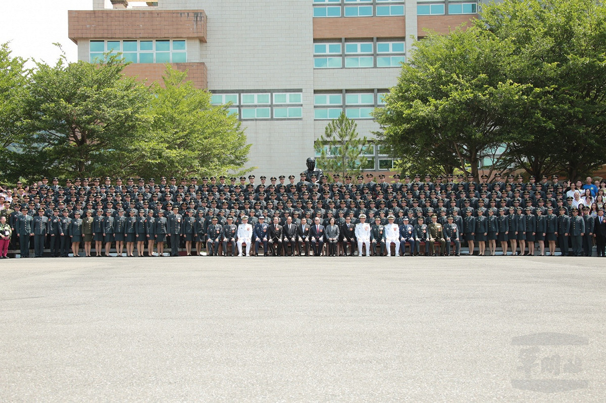 蔡英文總統與三軍六校聯合畢業生合影。 圖：軍聞社提供/李忠軒攝