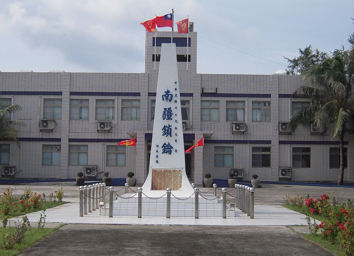 中國官方持續炒作我國有意將太平島租借美軍謠言，對此外交部今天首次發出簡體字版本的聲明稿。(圖為位於太平島的「南疆鎖鑰」國碑) 圖：翻攝自維基百科