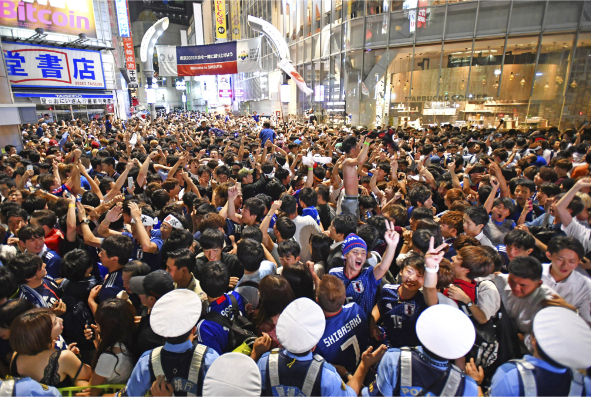 台北時間今（29）日凌晨，日本國家足球隊在2018俄羅斯世界盃確定晉級16強後，東京幾乎萬人空巷。開心嗨翻天的民眾紛紛湧上街頭，與在公共場所收看大型電視直播的觀眾合流，一起慶祝這歷史性的一刻。這也是繼2002和2010年後，日本隊再次踢進16強淘汰賽。至於能否像這兩屆一樣，拿下世界第9名甚至更好的戰績，再過幾天即可揭曉。 圖：達志影像/美聯社