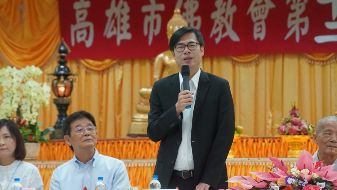 高雄市長參選人陳其邁今(29)日上午前往鼓山元亨寺參拜，接受媒體採訪高雄空汙議題時表示，解決空汙一定要多管齊下。 圖/陳其邁辦公室