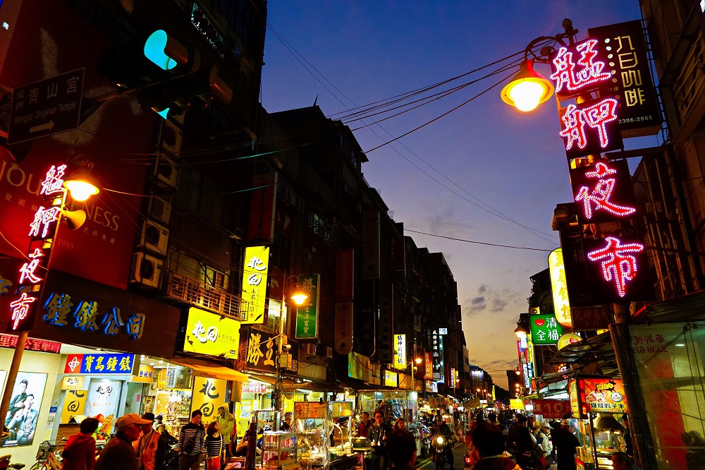 逛夜市是網友最推薦熊讚帶外國友人造訪的夜間觀光活動之一。 圖：台北市觀光傳播局／提供