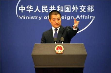 中國外交部發言人陸慷指出，中國民航局下發的有關通知，體現了中國政府在一個中國原則問題上的一貫、堅定立場，有關要求合理合法。 圖：翻攝自中國外交部網站