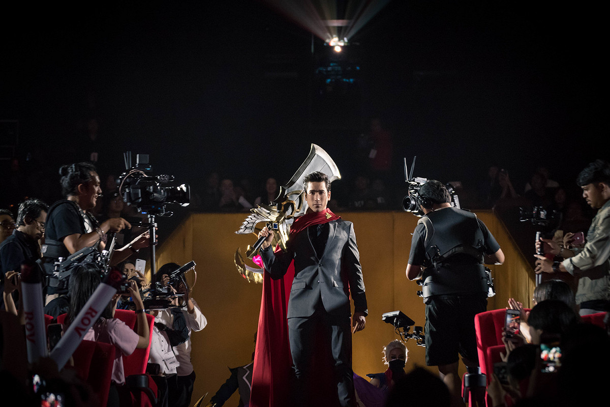 泰國知名男藝人 Nadech 也化身莫托斯現身Siam Paragon，與所有選手、觀眾相見歡。 圖：Garena/提供