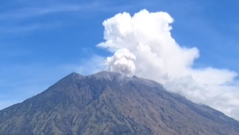 印尼峇里島阿貢火山持續噴發，外交部今（29）日晚間呼籲國人暫勿前往旅行，若有必要前往則需特別注意安全，遠離警戒區。 圖：翻攝youtube
