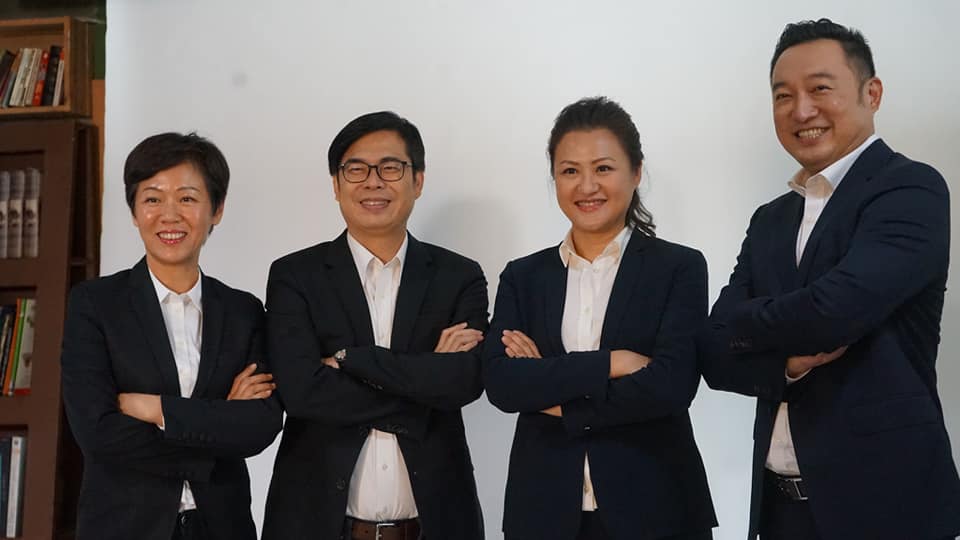 陳其邁（左２）期許保有「英雄大聯盟」的精神，守護高雄市民權益、捍衛高雄家園。 圖：陳其邁競選辦公室/提供