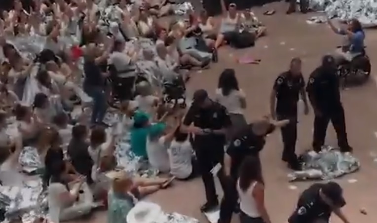 抗議者在參議院辦公大樓的中庭靜坐，遭到國會警察拘留，之後當場釋放。 圖：翻攝Women's March推特
