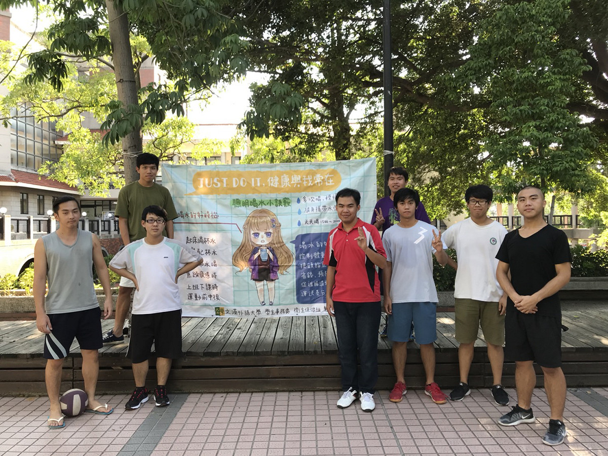 文藻外語大學衛保組協同傳播藝術系及衛保志工，合作設計喝白開水最健康、糖飲壞處等海報，於校內廣為張貼宣傳健康飲食概念。 圖：教育部/提供