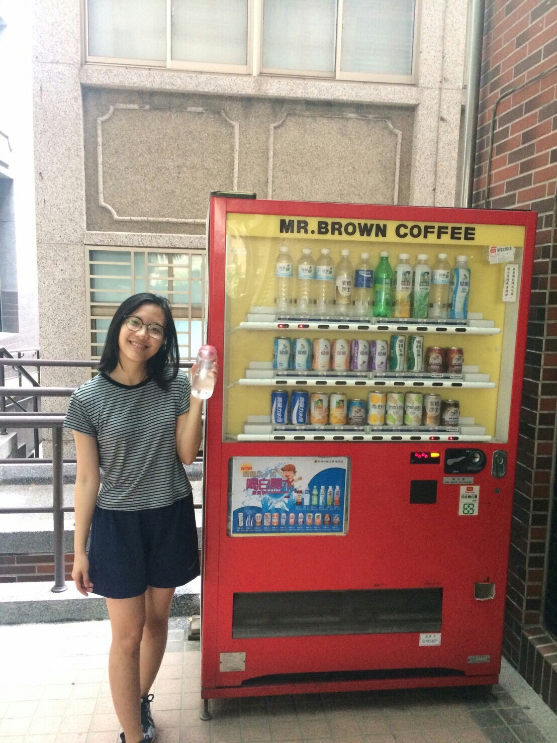 文藻外語大學衛保組於校內飲料販賣機張貼海報宣導多喝白開水，並加強飲料熱量之標示，以強化多喝白開水少喝糖飲之概念及行動力。 圖：教育部/提供