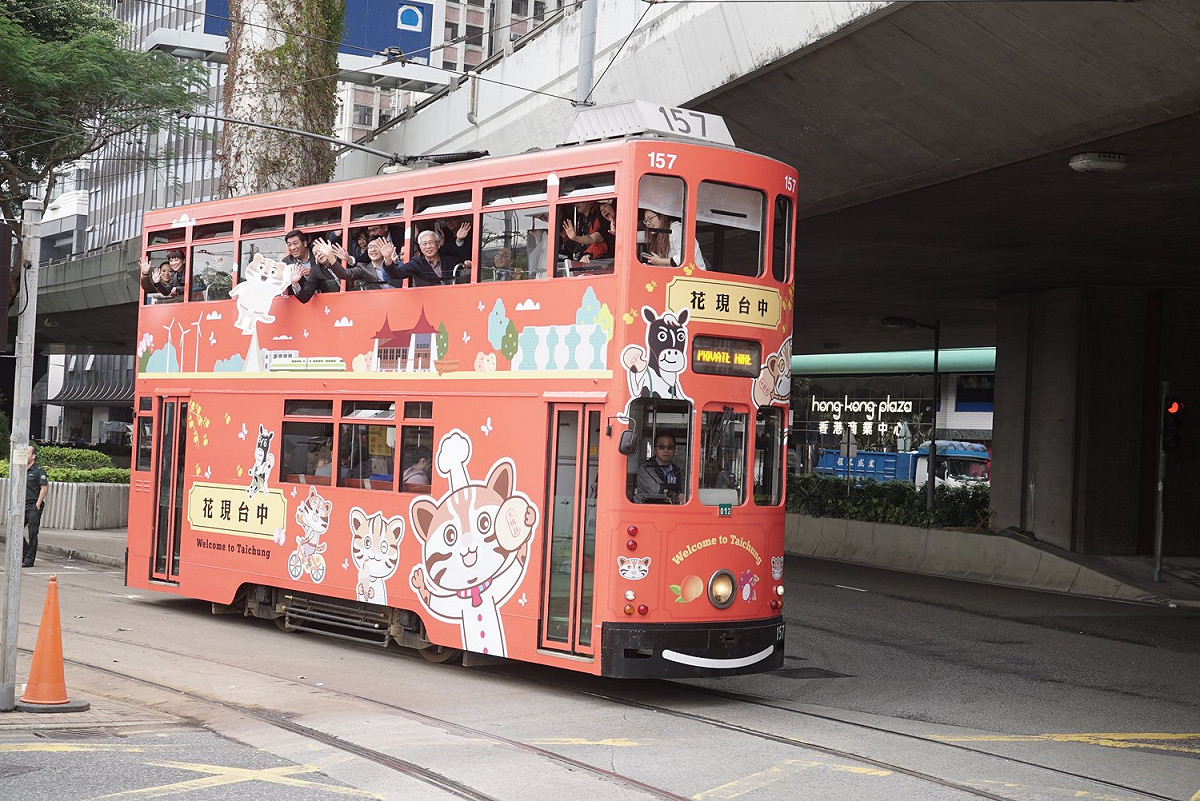 中市府於香港百年知名的電車叮叮車上，彩繪花博吉祥物石虎家族及台中特色景點。 圖：台中市政府/提供