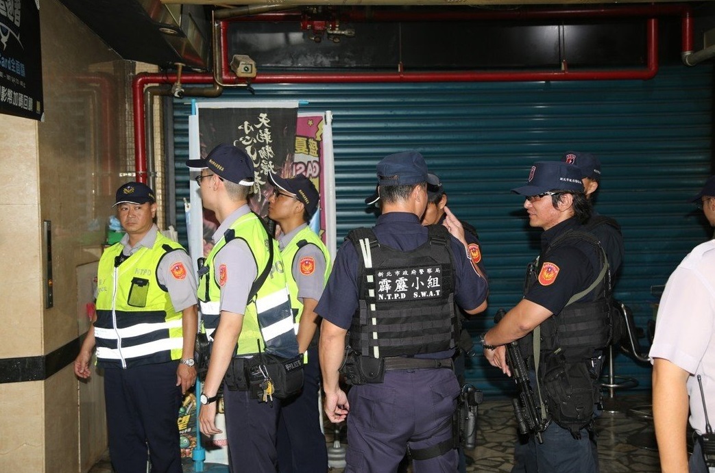 雙北昨晚擴大聯合稽查「暑期保護青少年-青春專案」，以實際行動宣示政府保護青少年安全之決心。 圖/新北警方提供