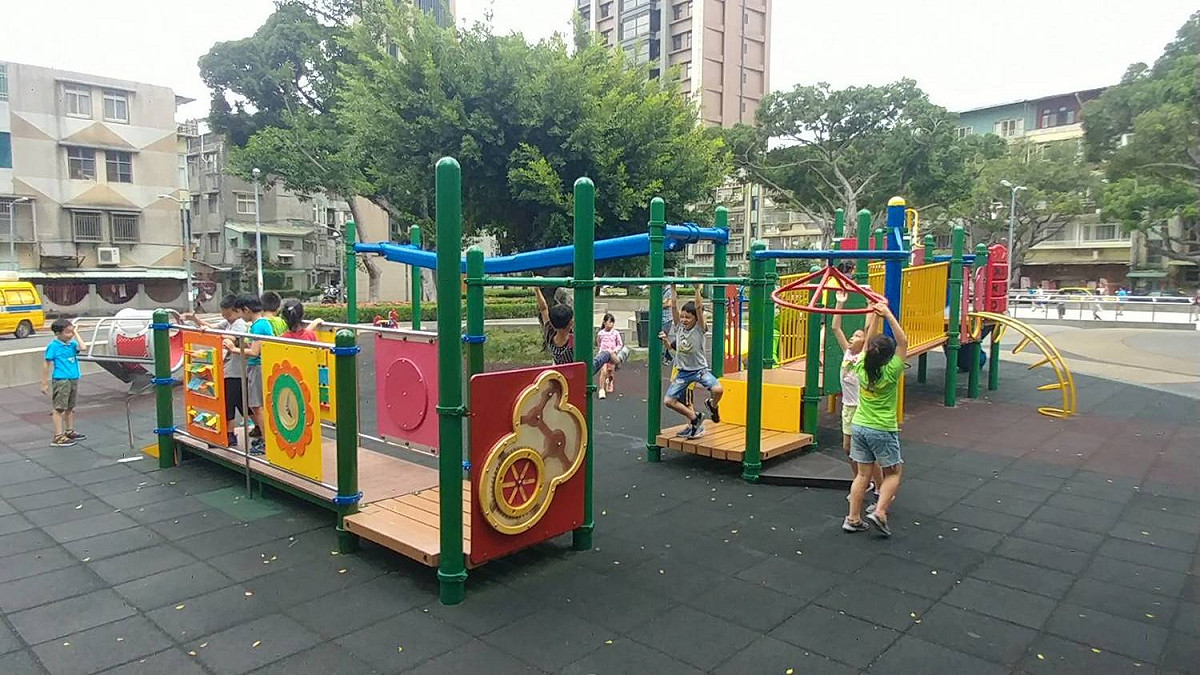 已有38年歷史的北投石牌公園，進行兒童遊戲場更新工程，將使用已久但很有特色的遊具保留。 圖：台北市工務局提供