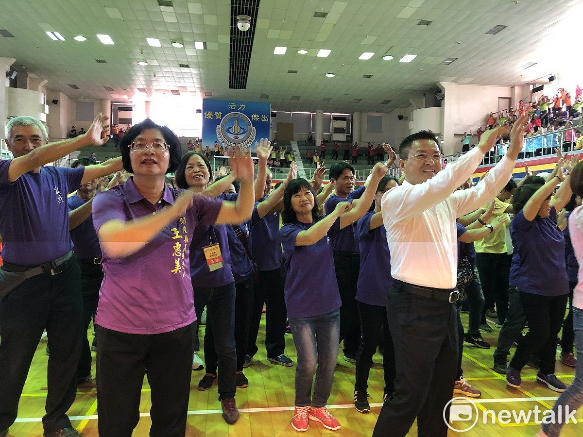 彰化縣長魏明谷（右）、立法委員王惠美同場大跳海草舞。 圖：唐復年/攝