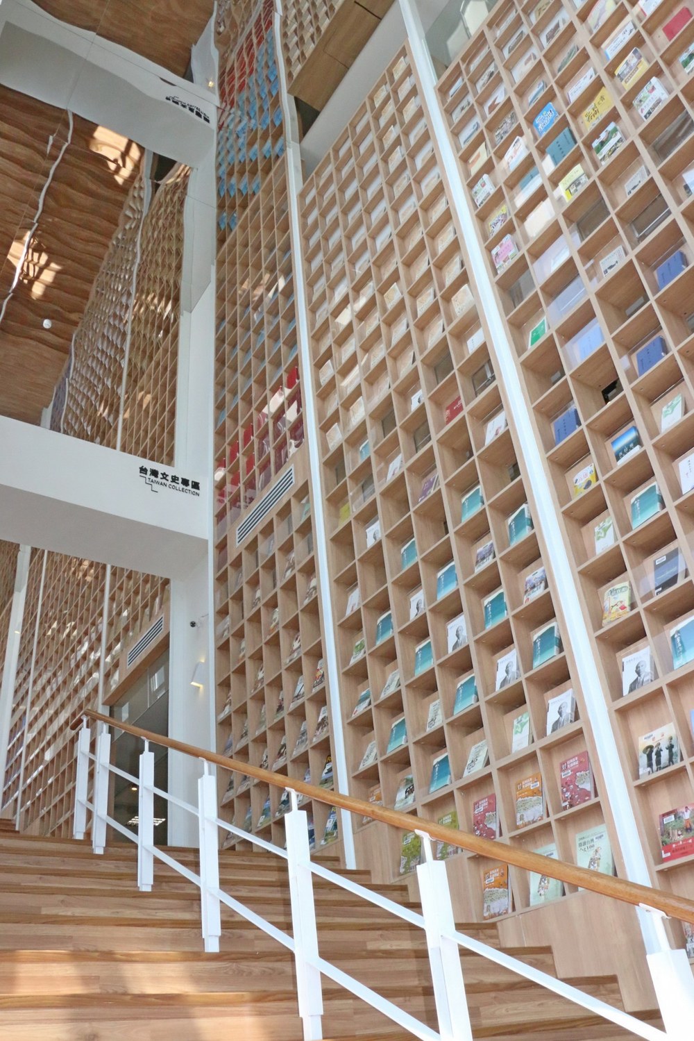 「旗山閱讀大書牆」沿著階梯貫穿圖書館1到3樓，串聯不同屬性的閱覽空間，為館內視覺焦點，營造「書中有人‧人中有書」的閱讀場景。


 圖：高雄市政府/提供