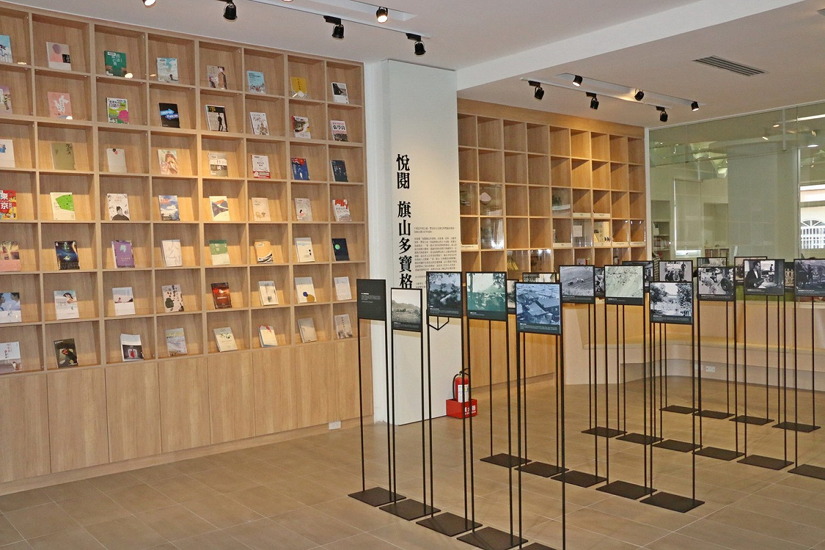 旗山新館擁有獨家特色亮點，包括大廳的「悅閱旗山多寶格」特展，結合市圖館藏中的旗山文學家作品、旗山史料書籍，搭配高雄市立歷史博物館提供的影像資料，以照片及文獻引領大家一同遊歷旗山的古今脈絡。 圖：高雄市政府/提供