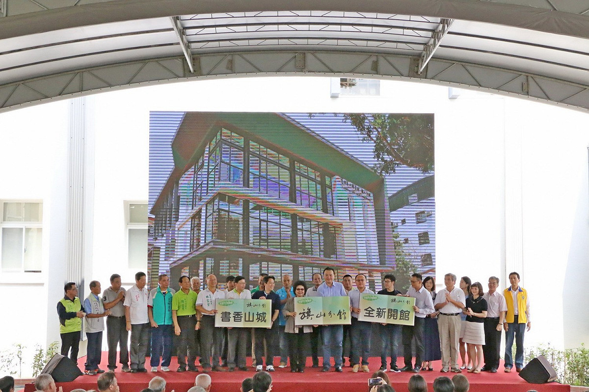 外觀及空間設計結合低碳建築的理念，內裝還有融合在地亭仔腳建築樣式、符合閱讀需求的兒童活動與閱讀空間，讓圖書館每個角落都充滿在地文化特色，走進圖書館就能認識與感受家鄉文化的美好。 圖：高雄市政府/提供