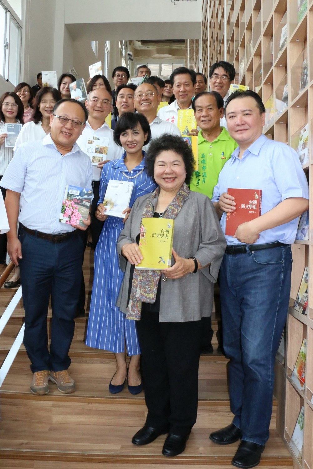 高雄市立圖書館旗山分館今（30）日落成啟用，高雄市長許立明、現任總統府秘書長陳菊與鄉親及貴賓共同見證旗山建設的新里程碑。 圖：高雄市政府/提供