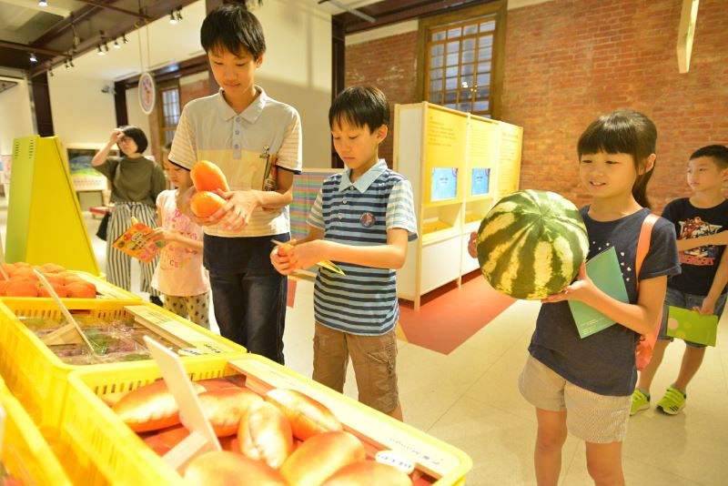 小朋友到水果攤蒐集食材。 圖：台博館/提供