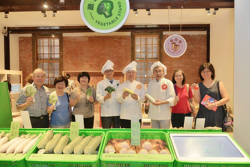 台博館來SAY菜市場特展蔬菜攤，右3起文化部主任秘書陳濟民、臺博館館長洪世佑、海科館館長吳俊仁。 圖：台博館/提供