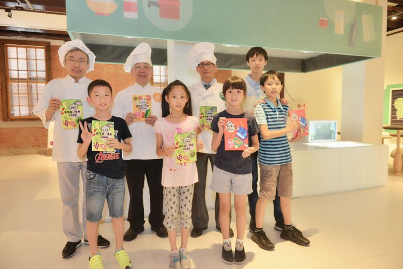 台博館邀請兒童來SAY菜市場，後排左起文化部主任秘書陳濟民、臺博館館長洪世佑、海科館館長吳俊仁。 圖：台博館/提供