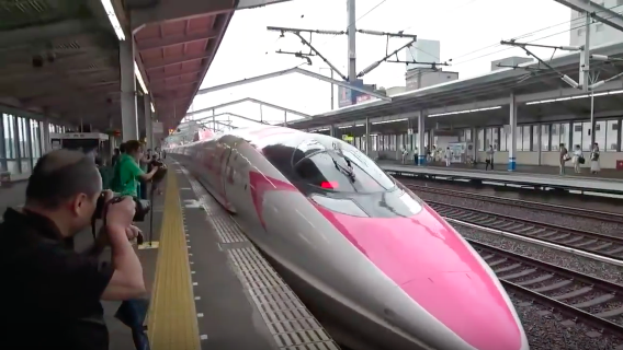 彩繪日本人氣吉祥物Hello Kitty的日本山陽新幹線列車今天發車，除了外觀很Kitty，車內也有專區可跟Kitty合影，讓約400名粉絲擠爆博多站月台。 圖：翻攝自 wildcop's 新幹線と自衛隊youtube影片