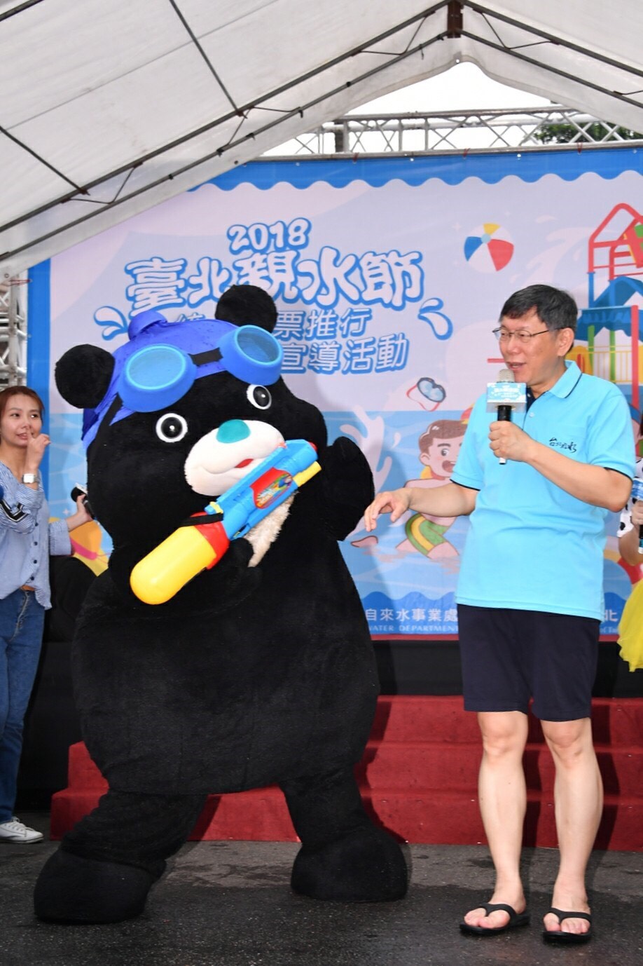 台北市長柯文哲出席2018台北親水節被媒體問到台北縣長候選人侯友宜的文化大學大群館宿舍爭議，有無違反土地分區使用規定，北市府將依照文化大學的回函和現場勘查結果討論。 圖：台北市政府/提供