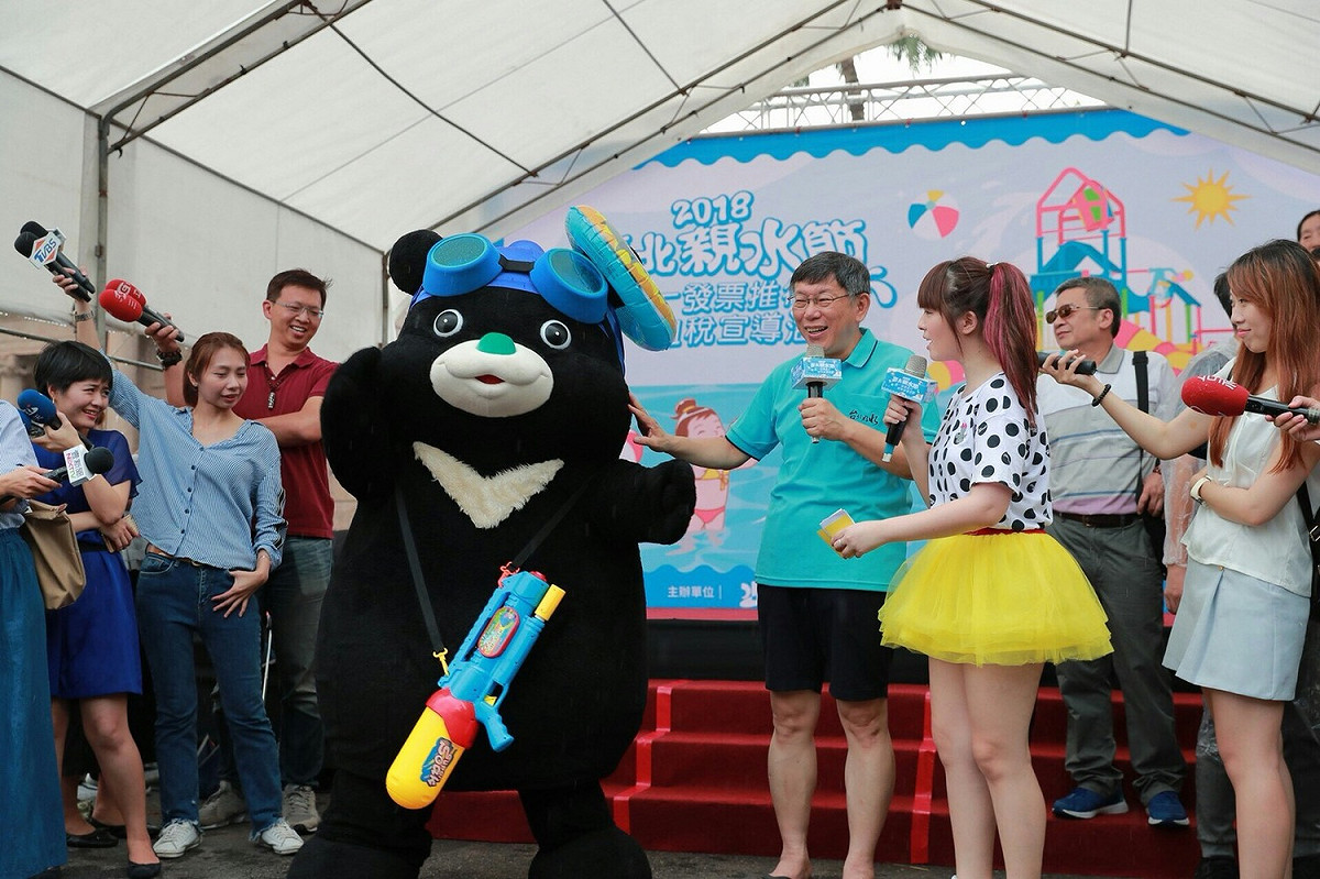 大群管宿舍的爭議來自於侯友宜娘家的出租財產，柯文哲也被現場媒體問到，若是自己的太太陳佩琪也成為檢驗的對象怎麼辦，柯文哲笑說，好險她沒什麼財產。 圖：台北市政府/提供