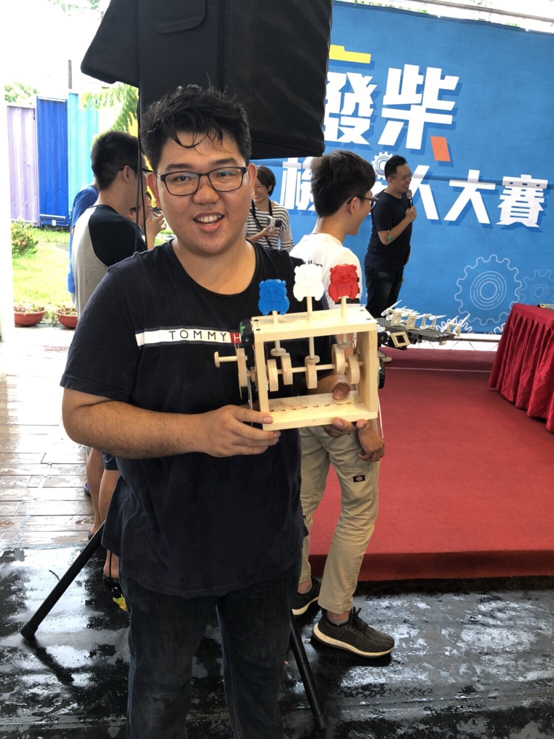 進駐在屏縣府青創聚落(I/O STUDIO)、同時致力兒童機器人教育的HELLOMAKER團隊，經縣府青年學院長期陪伴、於6月30日在聚落辦理首次「廢柴」活動， 圖：屏東縣政府/提供