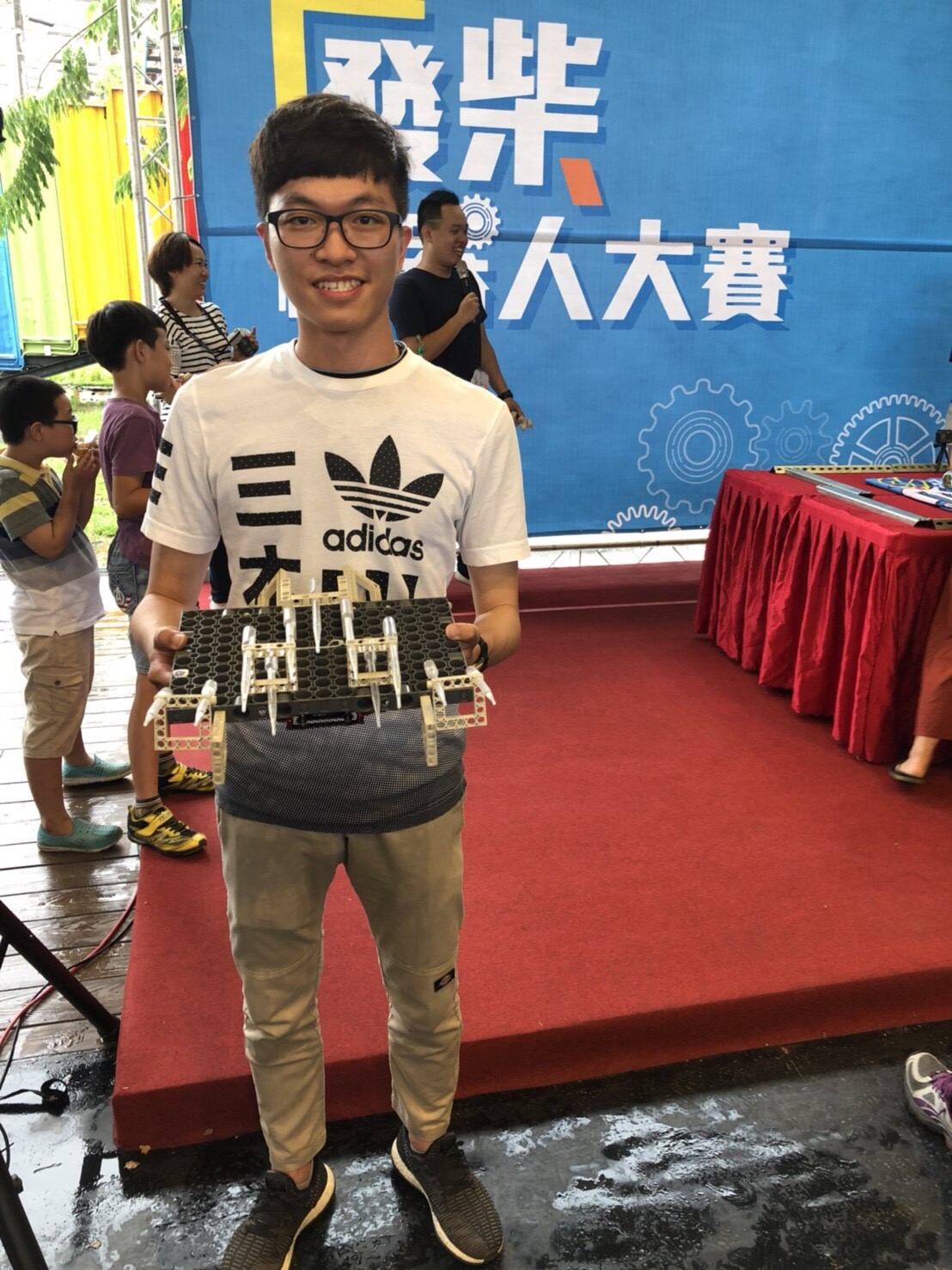 難得有機會正大光明耍廢，一定要不會錯過！近年自造精神竄出頭，不僅精品與木工製造，「自己動手做中學」更是從小就開始培養。 圖：屏東縣政府/提供