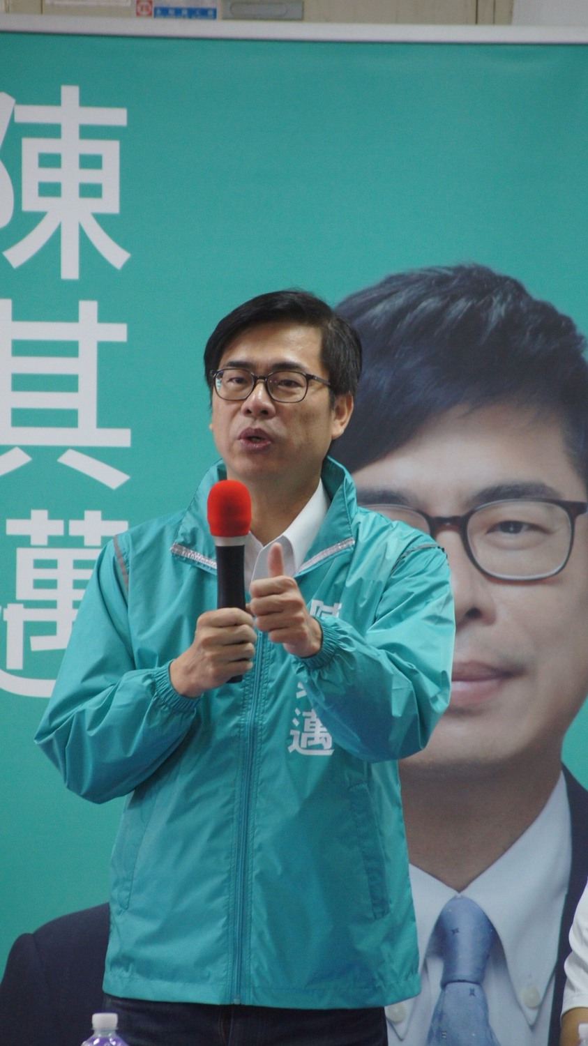 立法委員、高雄市長參選人陳其邁的傾聽之旅，今（30）來到大樹姑山倉庫，陳其邁表示未來要透過農業升級、觀光衝刺，打造大樹成為高雄綠農山城，把鳯梨玉荷包賣到國際市場。 圖：陳其邁辦公室/提供