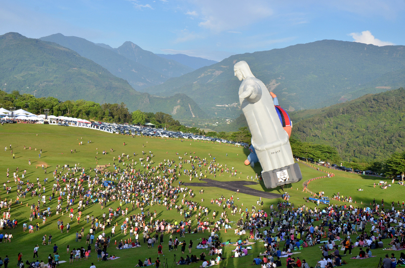 2018台灣國際熱氣球嘉年華30日在台東正式登場，適逢暑假第一天，活動現場湧入大量遊客，讓觀光業者相當振奮，盼觀光熱潮持續到暑假結束。 圖：中央社
