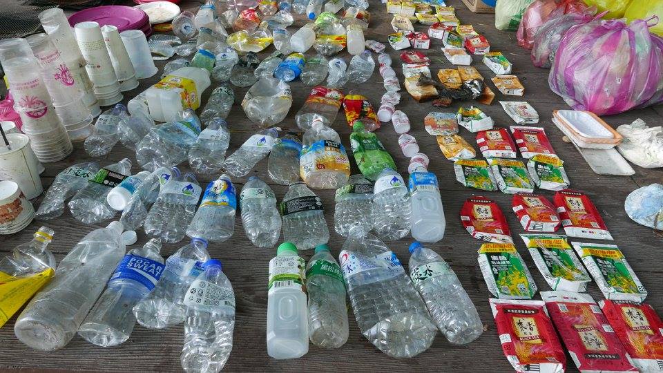 有民間團體計劃用5倍價向回收者直購寶特瓶，再將寶特瓶轉做成二合一環保袋，幫助回收者也兼做環保。 圖：翻攝武柯臉書