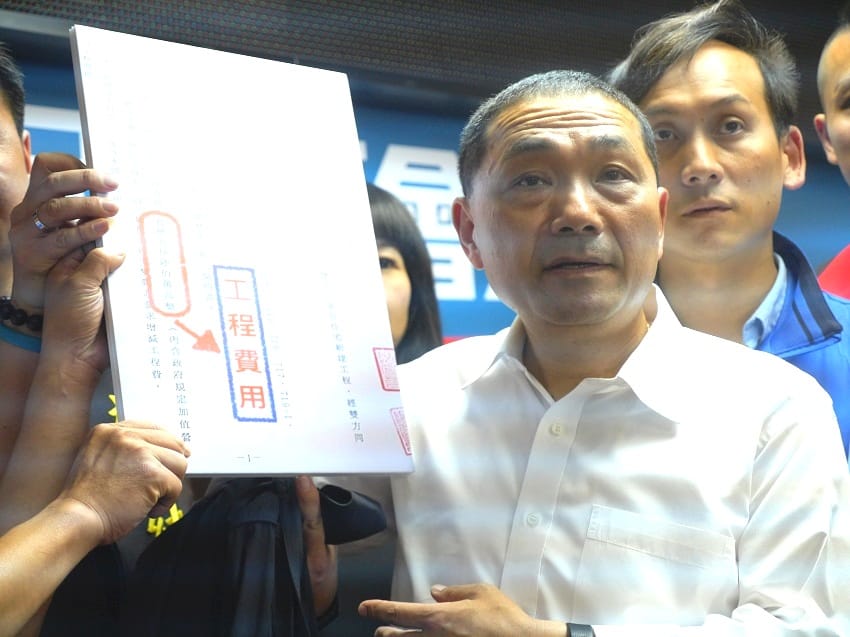 面對綠營針對文大宿舍案窮追猛打，國民黨新北市長參選人侯友宜今天親上火線召開記者會說明。 圖：趙婉淳／攝