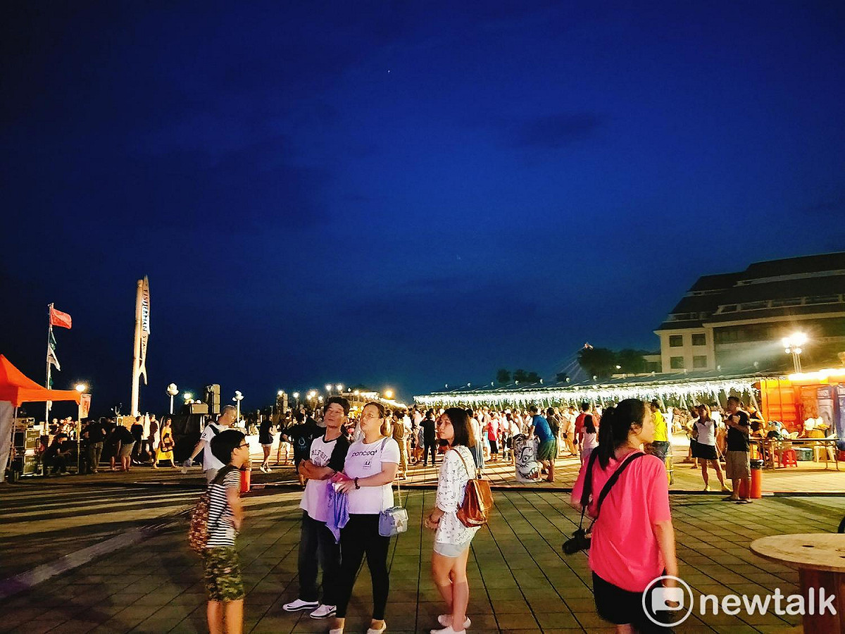 匯集了手作職人與原創工藝的舒喜巷市集，內含各次文創藝品、美味饗宴等，讓你在淡水也能沉浸猶如夜市的氛圍！ 圖：張家綺／攝