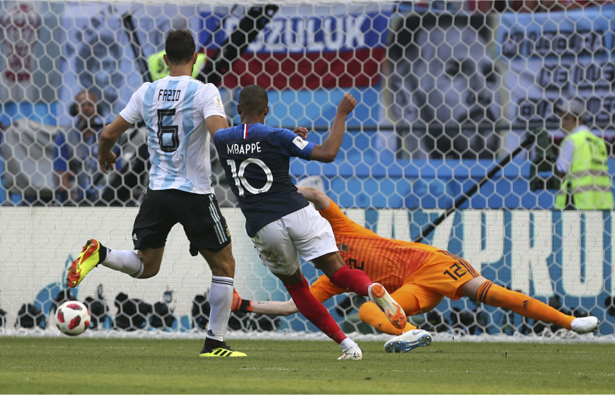 法國19歲超級新星姆巴佩（Kylian Mbappe）踢進法國隊第3球後，短短4分鐘，他又接獲隊友吉魯（Olivier Giroud）妙傳，再次攻門得手，幫助法國擴大領先差距，提前預約勝利入袋。 圖：達志影像/美聯社