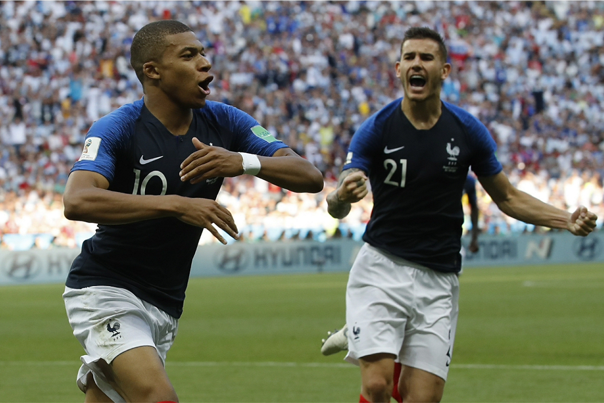 法國19歲超級新星姆巴佩（Kylian Mbappe）今晚獨進2球，其中，他在64分鐘門前一陣混亂之際，左腳勁射攻破對手球門，替法國取得超前，興奮不已！ 圖：達志影像/美聯社