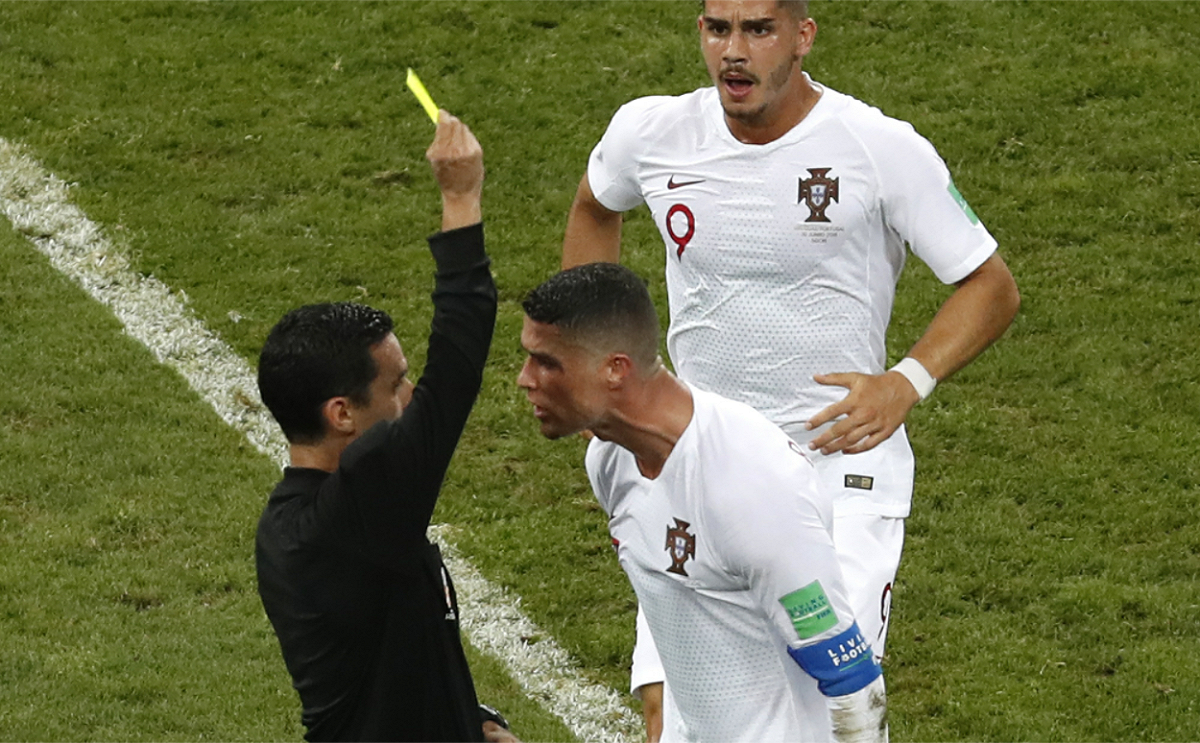葡萄牙當家主將C羅（Cristiano Ronaldo）抗議裁判未抓烏拉圭球員犯規，遭裁判開給他一張黃牌伺候，C羅情緒顯得十分激動。 圖：達志影像/美聯社