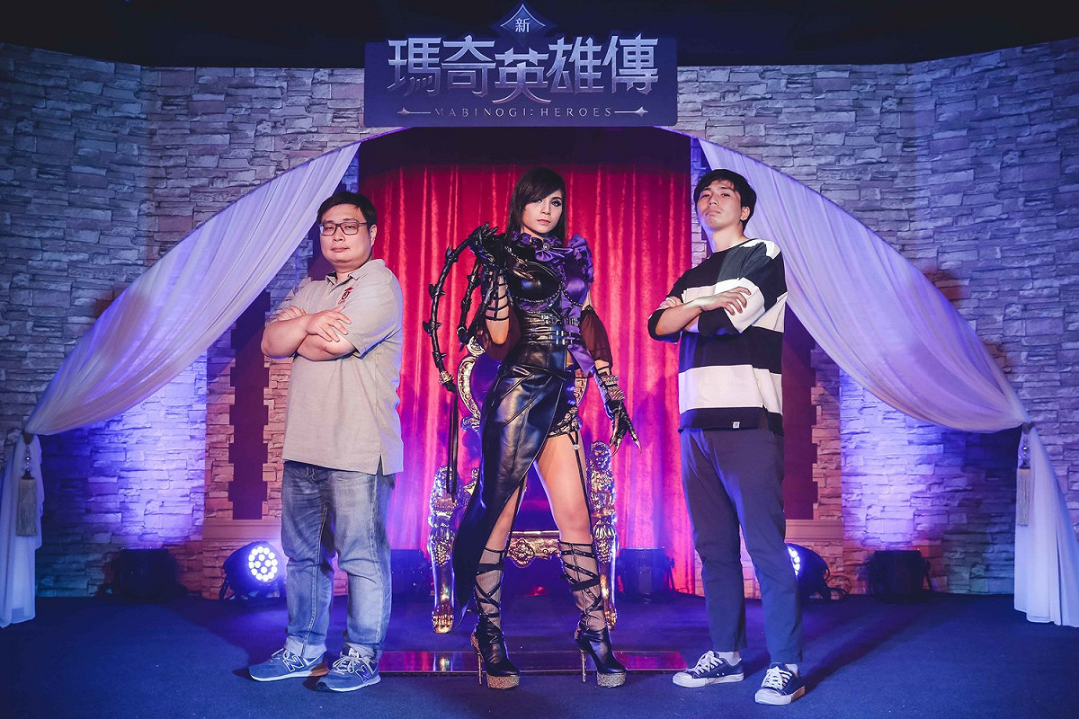 Garena《新瑪奇英雄傳》遊戲負責人Mark 、艾瑞莎及韓國 NEXON 企劃負責人具宗赫合影。 圖：Garena/提供