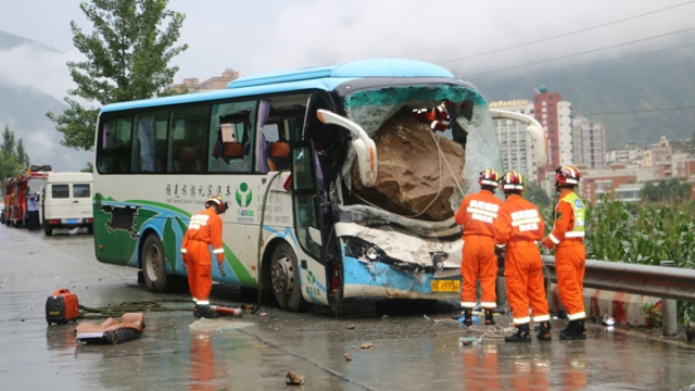四川雅安市昨天傳出有一輛載着38人的旅遊巴士，行至石棉縣時遭突然滑落的大石砸中，目前已知一死六傷。 圖/翻攝自微博