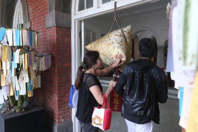 107學年度大學指考1日登場，首日考物理、化學、生物，建中在校門口掛了顆超大粽子，盼學生包中、金榜題名。 圖：中央社